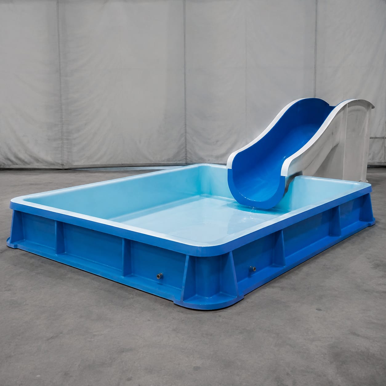Piscina de llegada para toboganes acuáticos en FRP